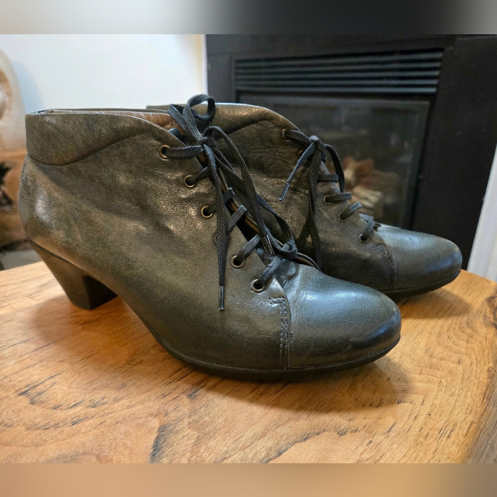 ✨️HOST PICK✨️ Lili Mill Made In Italy Olive Green Leather Lace-Up Ankle Booties